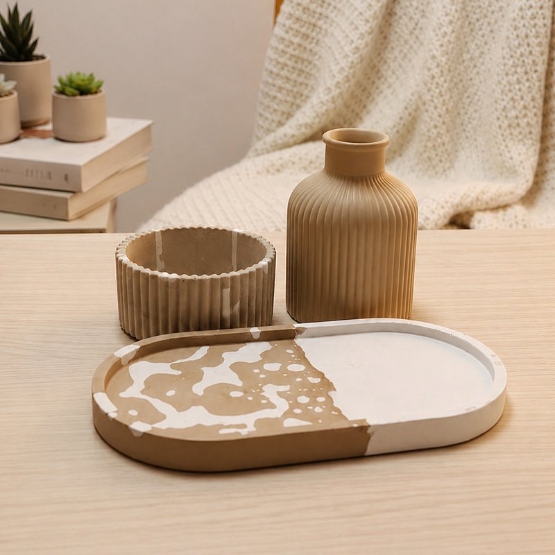 Vaso, bowl e bandeja de concreto em tons terrosos decorados com respingos brancos